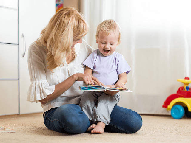 Mama učí dieťa rozprávať pri knižke
