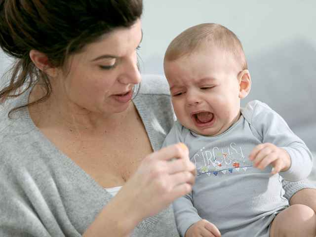 Mamička upokojuje plačúce dieťatko
