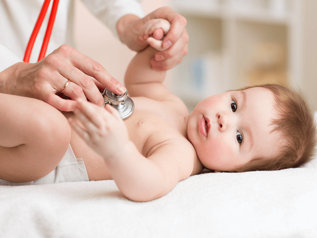 Dieťa na vyšetrení u pediatra